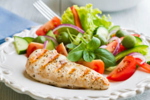 Dieta-low-carb-alimentos-permitidos-salada-com-frango